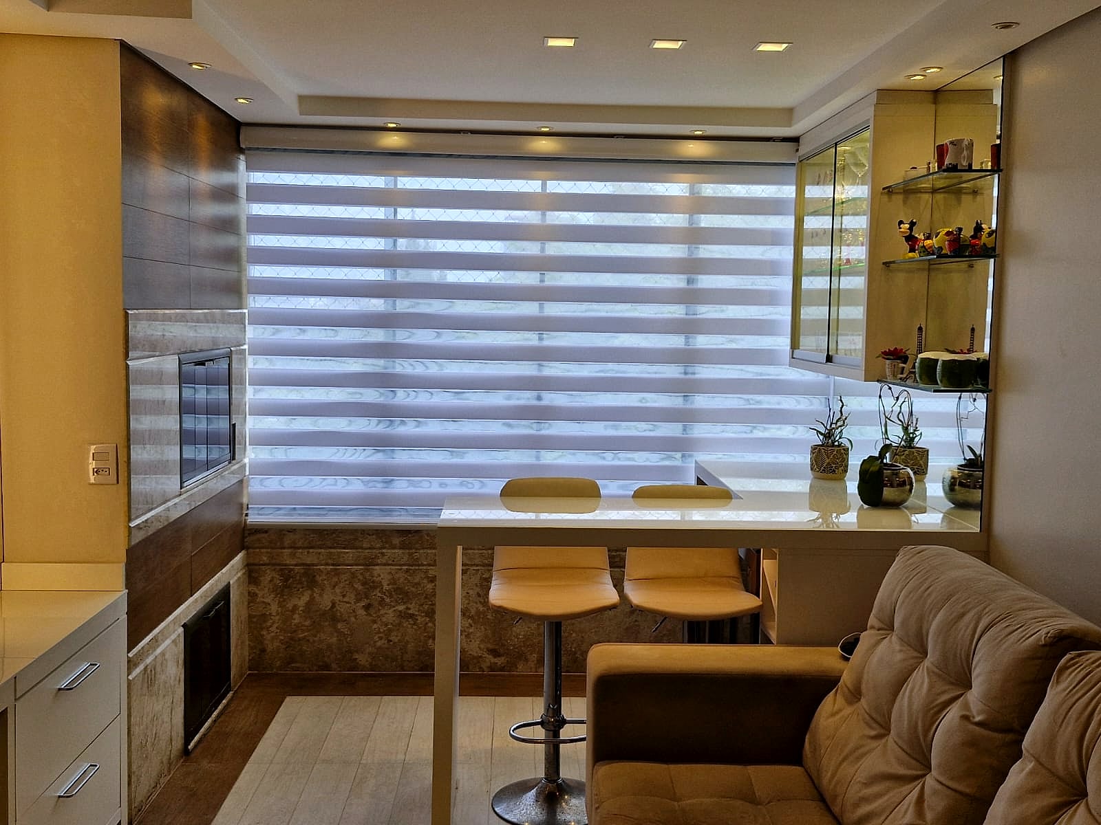 Persiana Rolô Double Vision branca — Cozinha integrada com varanda