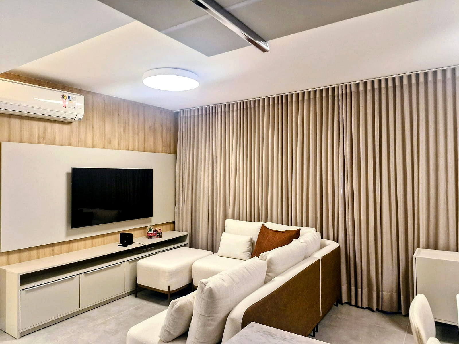 Cortina Wave em linho bege — Home theater
