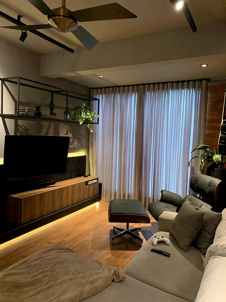 Cortina Wave em linho — trilho discreto — Home theater integrado