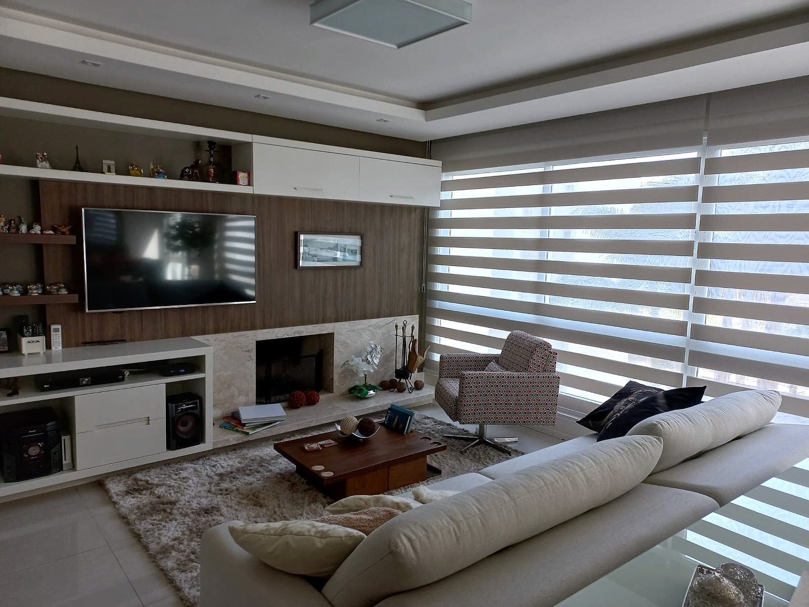 Persiana Double Vision bege — Living com lareira