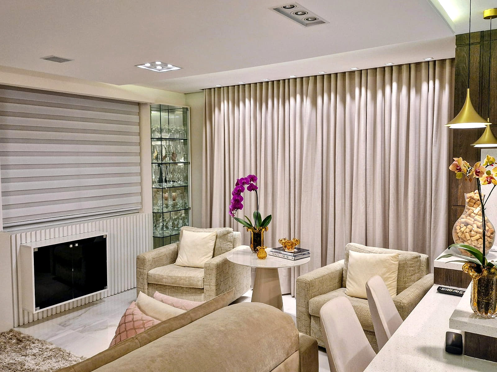 Rolô Double Vision + cortina wave em linho — Living com lareira