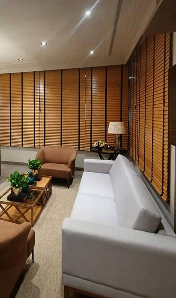 Sala de estar com persiana horizontal em madeira