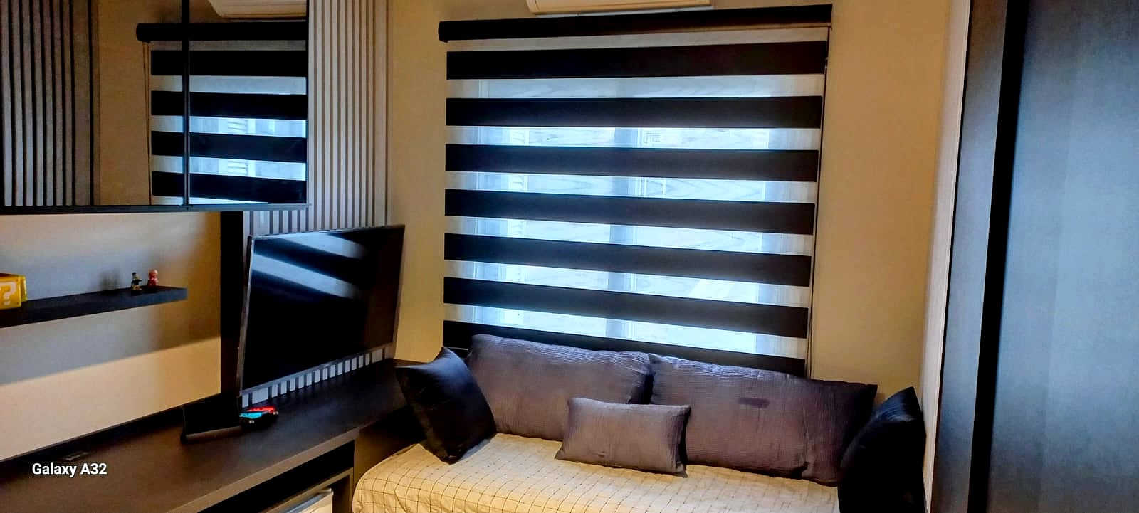 Persiana Double Vision preta — Quarto / home office