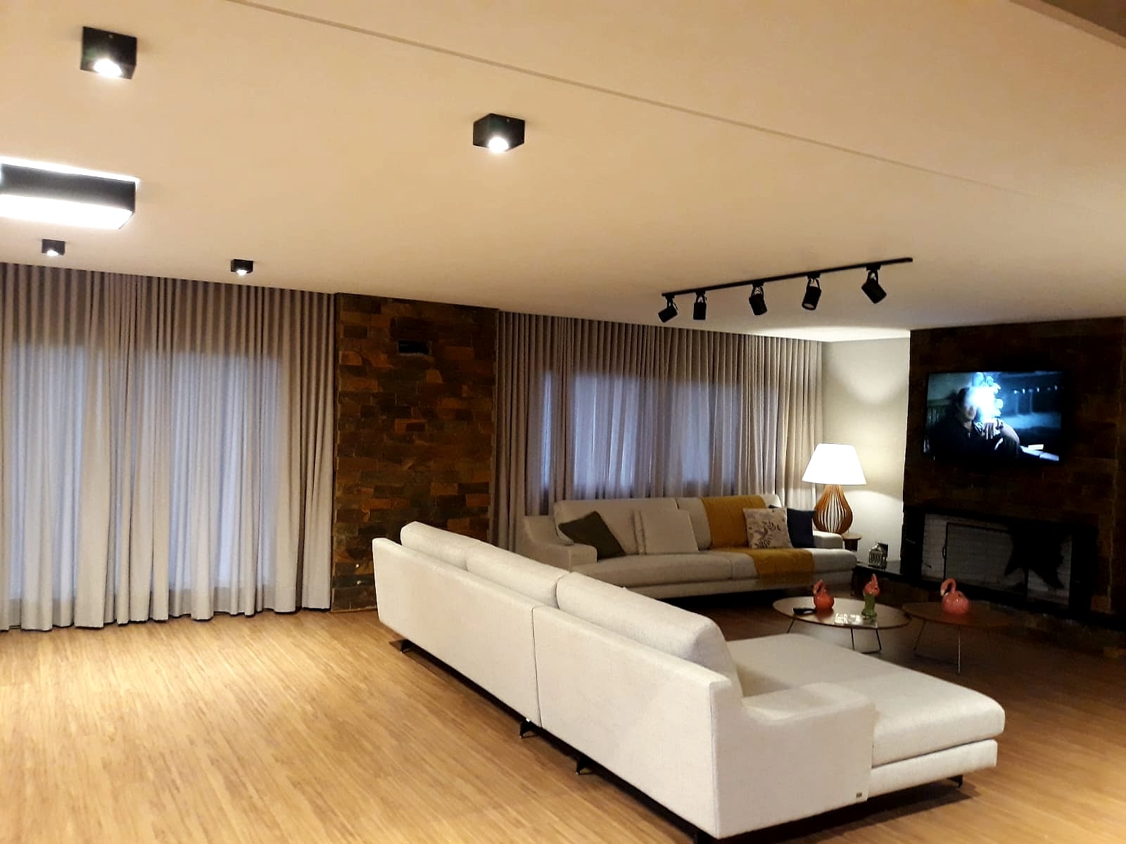 Cortina Wave em linho — painéis amplos — Sala ampla com lareira