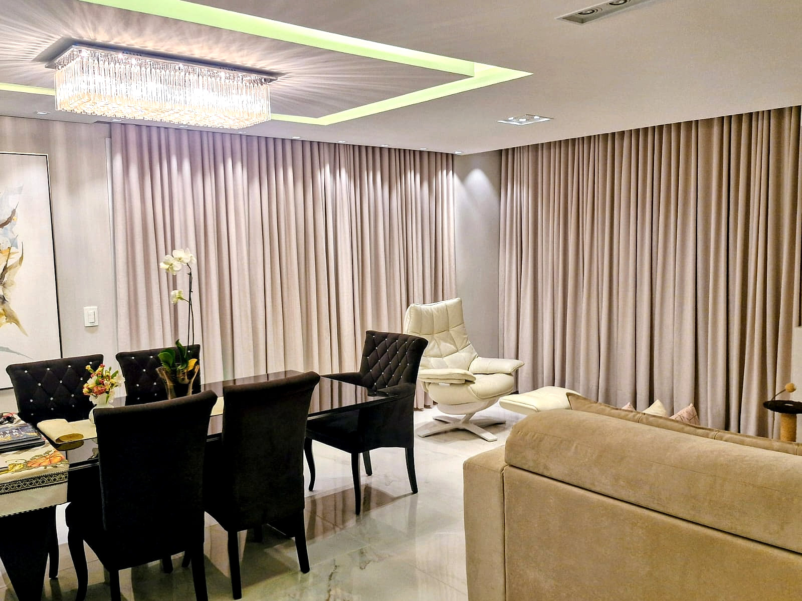 Cortina em trilho — tecido encorpado — Sala de estar e jantar