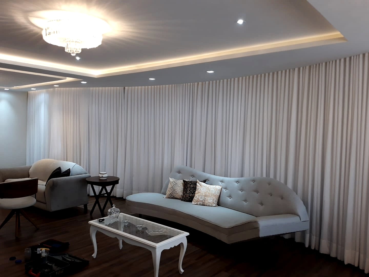 Cortina Wave em voil branco — Sala de estar com lustre de cristal