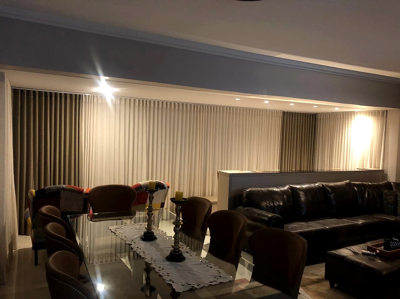 Cortina Wave dupla — voil + tecido bege — Sala integrada de estar e jantar
