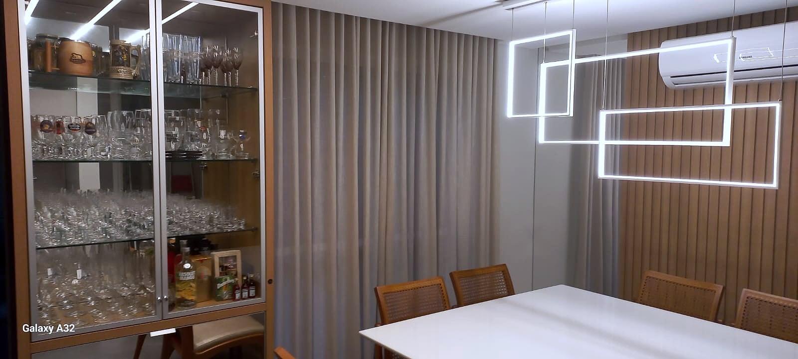Cortina em trilho — tecido cinza encorpado — Sala de jantar integrada