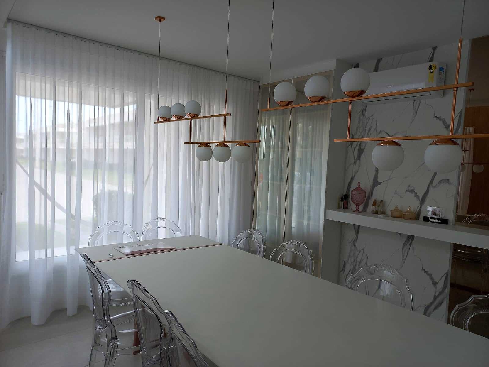 Voil branco em wave — Sala de jantar com vista jardim